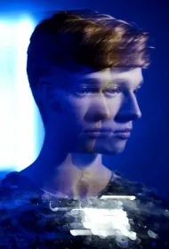 Блестки в голубой комнате